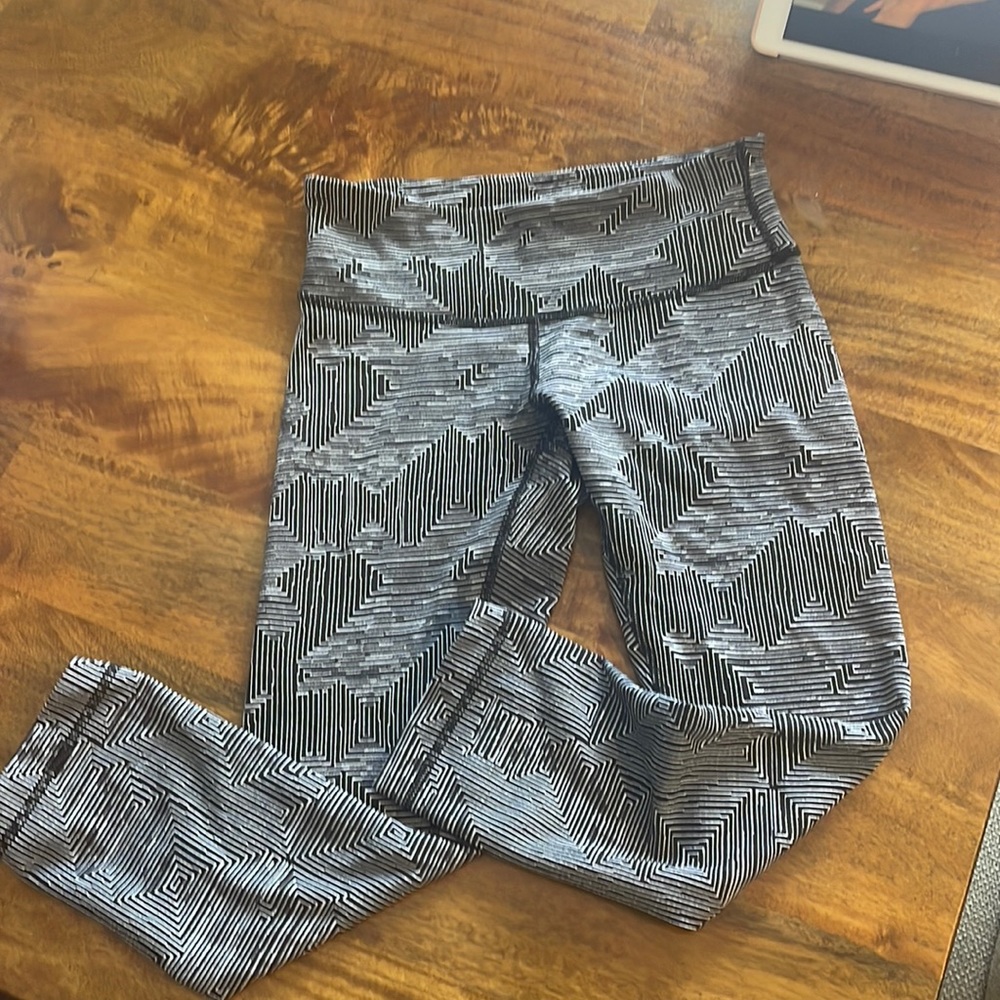 Lululemon cropped leggings in black with white geometric detail. - Picture 1 of 4
